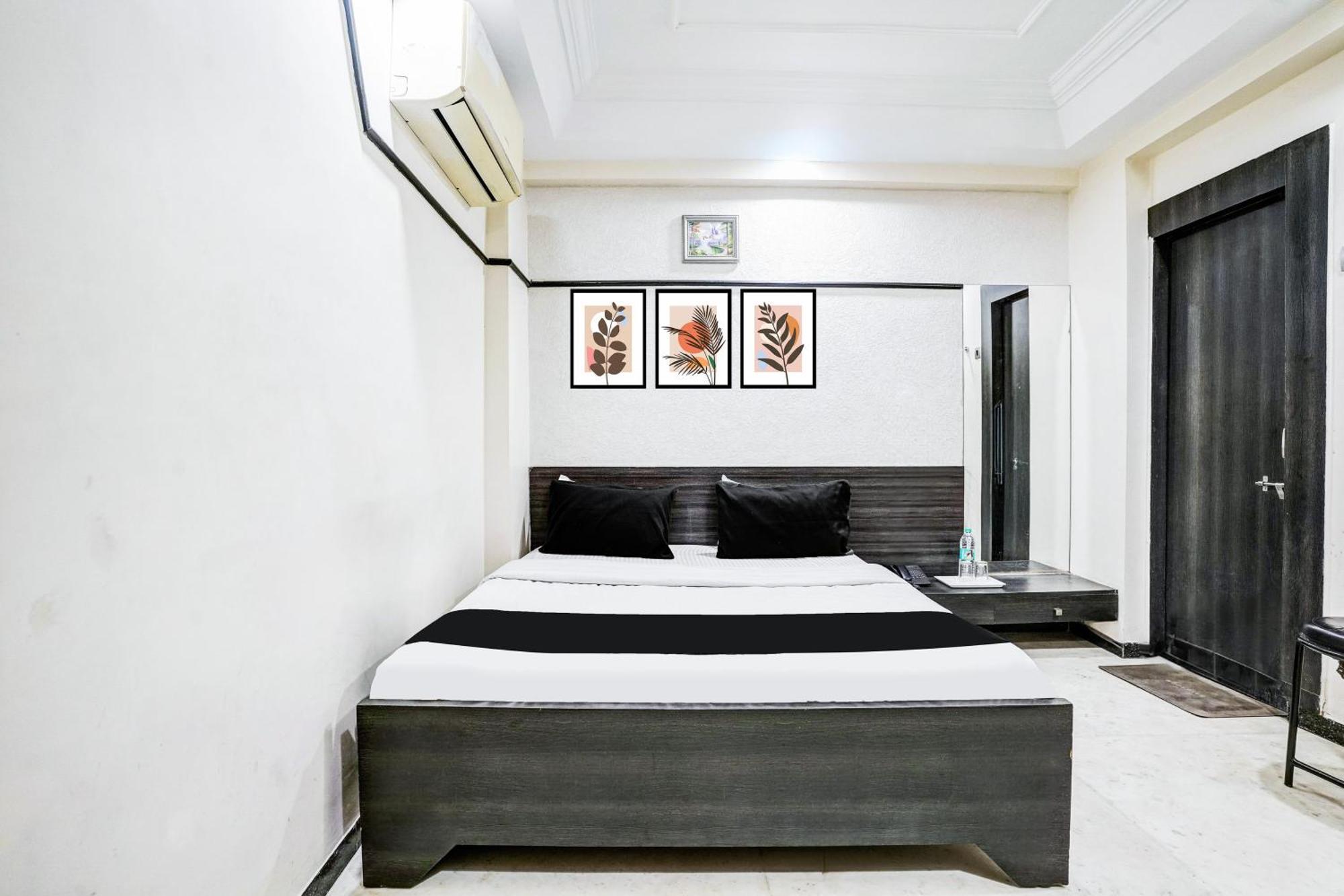 Super Collection O Ashram Road Near Sardar Bridge Formerly Hotel Apple Inn Ахмедабад Екстериор снимка
