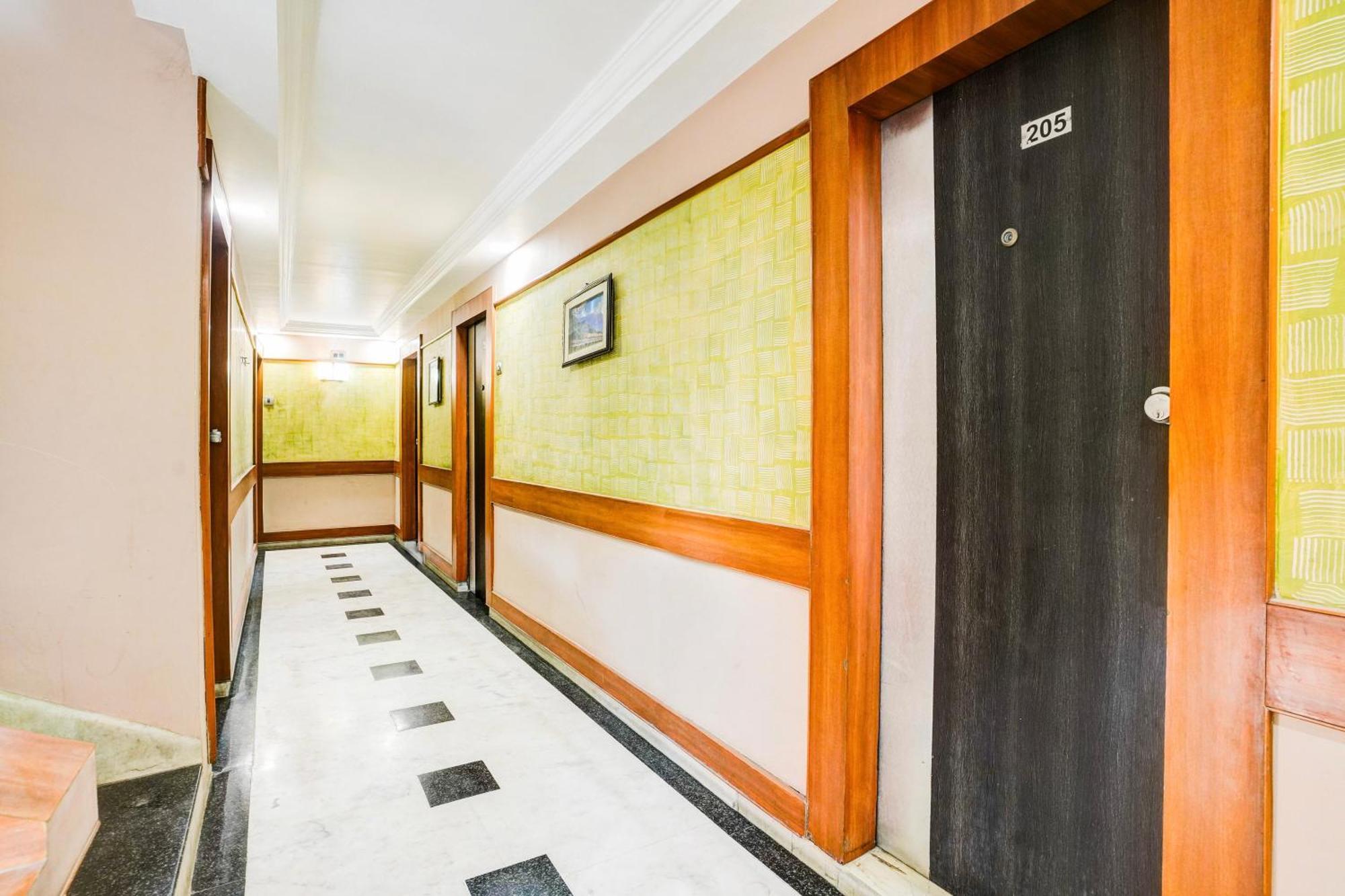 Super Collection O Ashram Road Near Sardar Bridge Formerly Hotel Apple Inn Ахмедабад Екстериор снимка